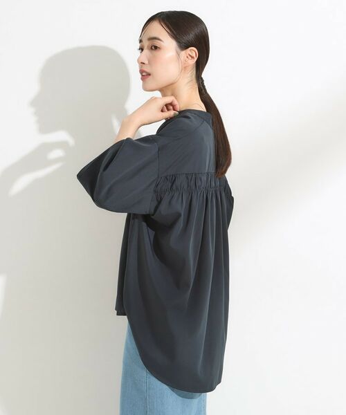 SHOO・LA・RUE / シューラルー シャツ・ブラウス | 【S-LL/洗濯後しわになりにくい】バックギャザーがアクセント スッキパーブラウス | 詳細13