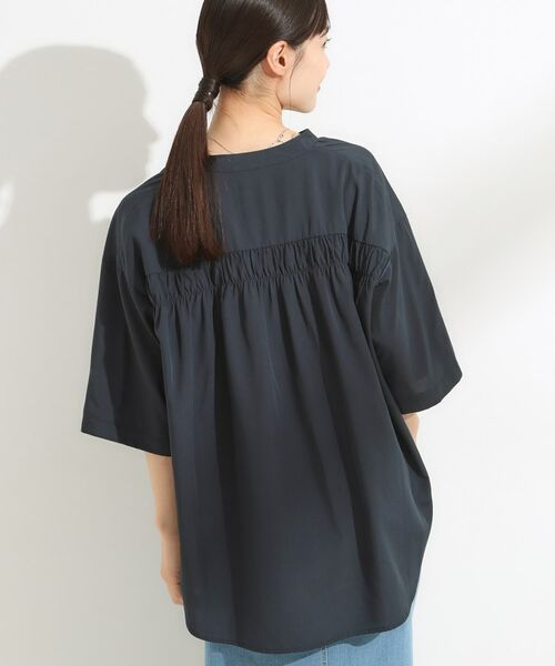SHOO・LA・RUE / シューラルー シャツ・ブラウス | 【S-LL/洗濯後しわになりにくい】バックギャザーがアクセント スッキパーブラウス(ネイビー(094))