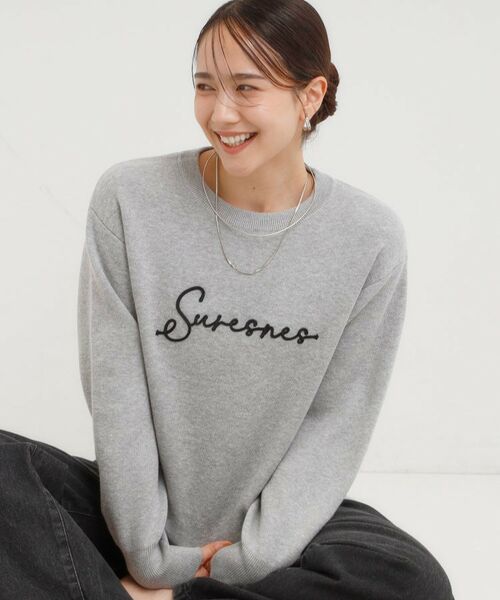 SHOO・LA・RUE / シューラルー ニット・セーター | 【洗濯機可/ちくちくしにくい】大人のための スウェットライク刺繍ロゴニット(グレー(012))