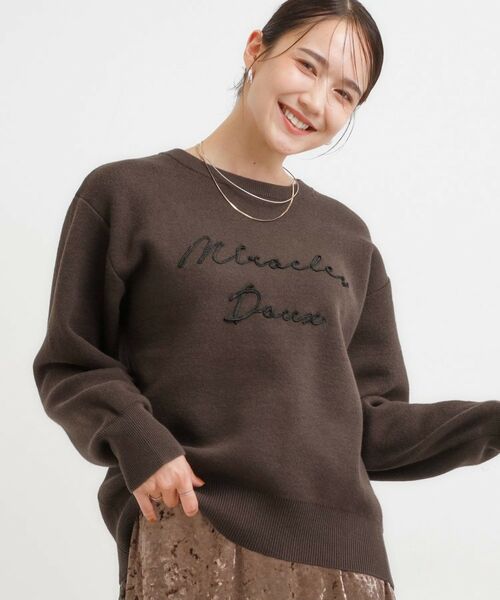 SHOO・LA・RUE / シューラルー ニット・セーター | 【洗濯機可/ちくちくしにくい】大人のための スウェットライク刺繍ロゴニット(ブラウン(044))