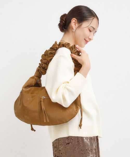 SHOO・LA・RUE/シューラルー ハンドルフリルショルダーバッグ キャメルブラウン(041) 00