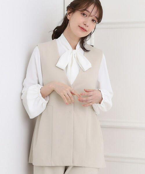 SHOO・LA・RUE/シューラルー 【洗える/イージーケア/ストレッチ】きちんと楽に。カットジョーゼットペプラムジレ グレージュ(050) 02(M) SHOO・LA・RUE/シューラルー 【洗える/イージーケア/ストレッチ】きちんと楽に。カットジョーゼットペプラムジレ グレージュ(050) 02(M)