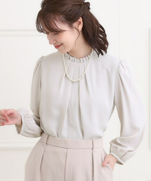 SHOO・LA・RUE/シューラルー 【洗濯機可/裏地つき】ミニフリル クルーネックブラウス ライトベージュ(051) 02(M) SHOO・LA・RUE/シューラルー 【洗濯機可/裏地つき】ミニフリル クルーネックブラウス ライトベージュ(051) 02(M)