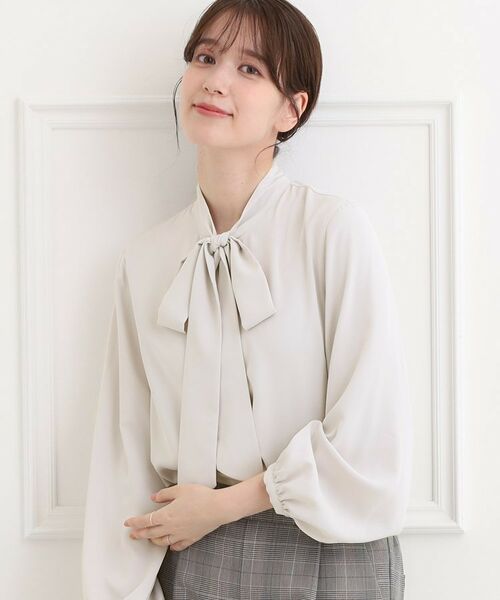 SHOO・LA・RUE/シューラルー 【洗濯機可】すっきりバランスにこだわった ボウタイブラウス ライトベージュ(051) 01(S) SHOO・LA・RUE/シューラルー 【洗濯機可】すっきりバランスにこだわった ボウタイブラウス ライトベージュ(051) 01(S)