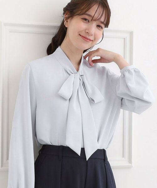 SHOO・LA・RUE / シューラルー シャツ・ブラウス | 【洗濯機可】すっきりバランスにこだわった リボンタイブラウス(サックスブルー(090))