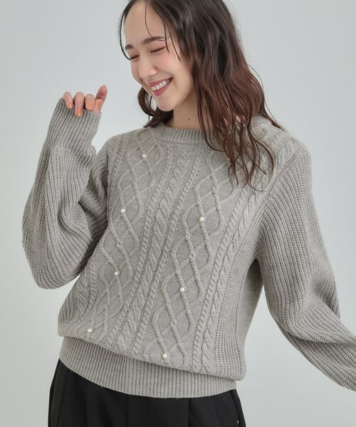SHOO・LA・RUE / シューラルー ニット・セーター | フェイクパールで上品見え ケーブルパール調ニット(グレー(012))