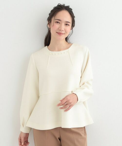SHOO・LA・RUE / シューラルー カットソー | なめらかタッチダンボール フェイクパール付きペプラムトップス | 詳細1