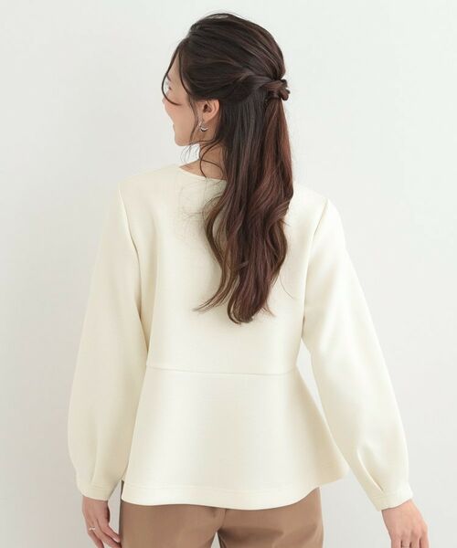 SHOO・LA・RUE / シューラルー カットソー | なめらかタッチダンボール フェイクパール付きペプラムトップス | 詳細2