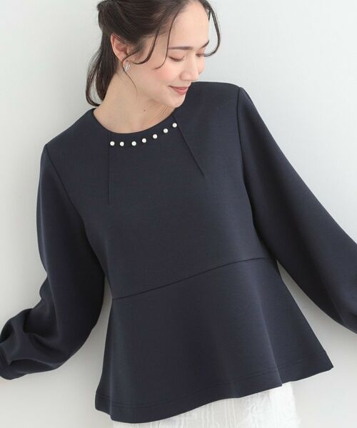 SHOO・LA・RUE / シューラルー カットソー | なめらかタッチダンボール フェイクパール付きペプラムトップス（ネイビー(094)）