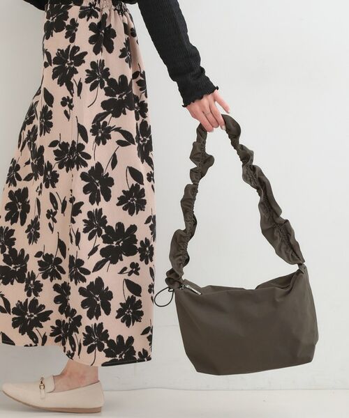 SHOO・LA・RUE / シューラルー ショルダーバッグ | 【撥水】ドロストギャザーショルダーバッグ（モカブラウン(042)）