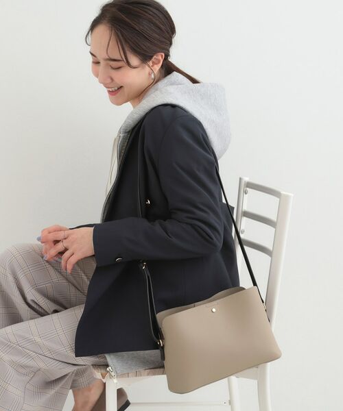 SHOO・LA・RUE / シューラルー ショルダーバッグ | 一枚革風3層ショルダーバッグ（ベージュ(552)）