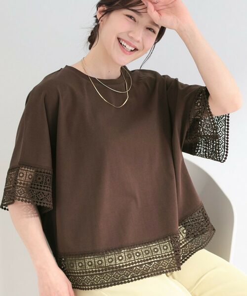 SHOO・LA・RUE / シューラルー カットソー | 【洗濯機可/ひんやり/体型カバー】レース使いがポイント 1枚でサマになるデザインTシャツ（ブラウン(044)）