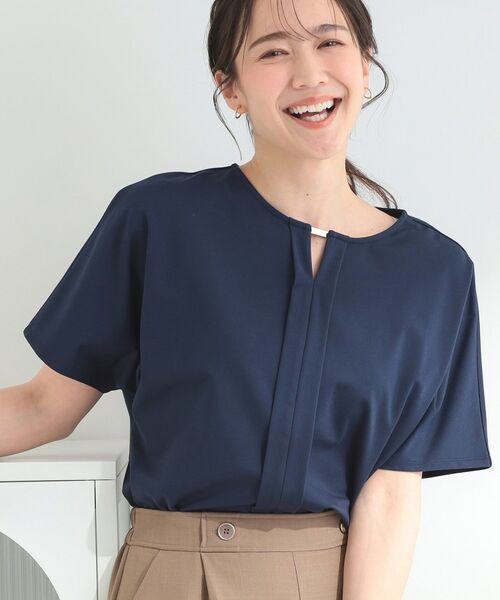 SHOO・LA・RUE / シューラルー シャツ・ブラウス | 【ひんやり/吸水速乾/UV/通勤】洗濯後しわになりにくい アクセいらずのメタルポイントブラウス（ネイビー(094)）