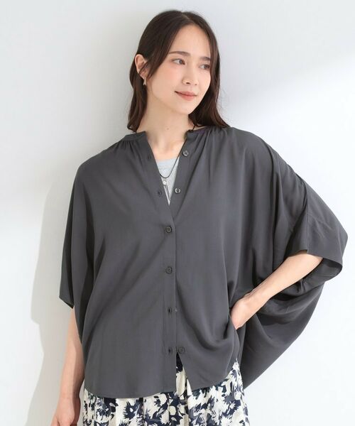 SHOO・LA・RUE / シューラルー シャツ・ブラウス | 【ひんやり/洗濯機可/体型カバー】二の腕隠れる ゆるっと 衿ギャザー レーヨンブラウス | 詳細1