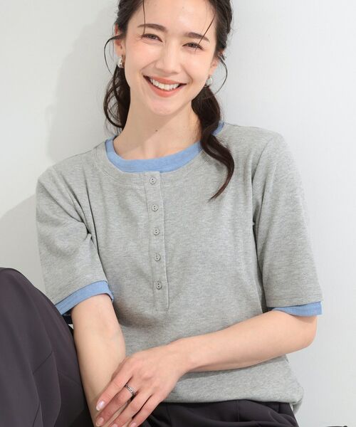 SHOO・LA・RUE / シューラルー カットソー | 【S-LL/洗濯機可】二の腕隠れる 配色レイヤード風 ヘンリーネック5分袖Tシャツ(グレー(512))