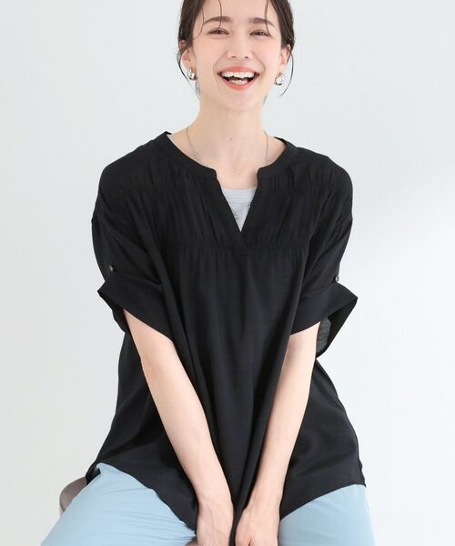SHOO・LA・RUE / シューラルー シャツ・ブラウス | 【ひんやり/UV/2WAYスリーブ】インせず着られる シャーリングスキッパーブラウス(ブラック(019))