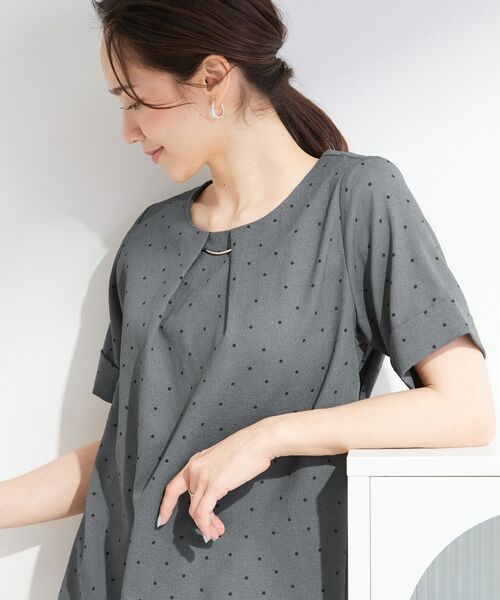 SHOO・LA・RUE / シューラルー シャツ・ブラウス | 【通気性】メタルバーがアクセント ドット柄タックブラウス（チャコールグレー(114)）