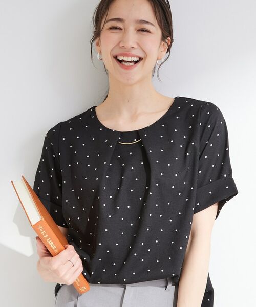 SHOO・LA・RUE / シューラルー シャツ・ブラウス | 【通気性】メタルバーがアクセント ドット柄タックブラウス（ブラック(119)）