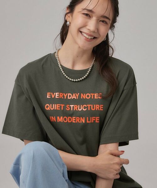 SHOO・LA・RUE / シューラルー Tシャツ | 華やかジェルロゴプリントTシャツ(チャコールグレー(013))