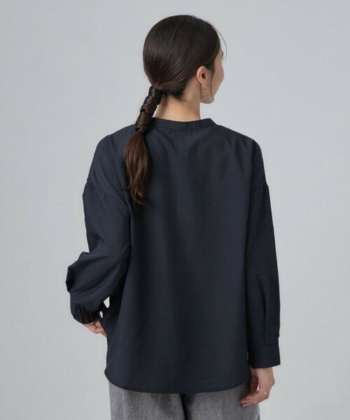 SHOO・LA・RUE / シューラルー シャツ・ブラウス | 【洗濯後しわになりにくい/S-LL】キーネック金ボタンポケットシャツ | 詳細10