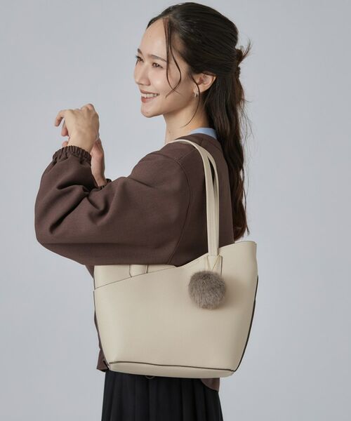 SHOO・LA・RUE / シューラルー トートバッグ | フェイクファーポンポン付きカッティングトートバッグ | 詳細1