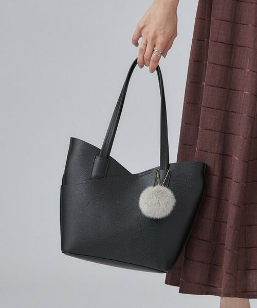 SHOO・LA・RUE / シューラルー トートバッグ | フェイクファーポンポン付きカッティングトートバッグ（ブラック(019)）