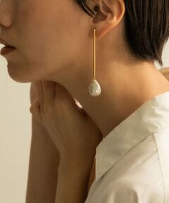 so’　baroque pearl bar earring