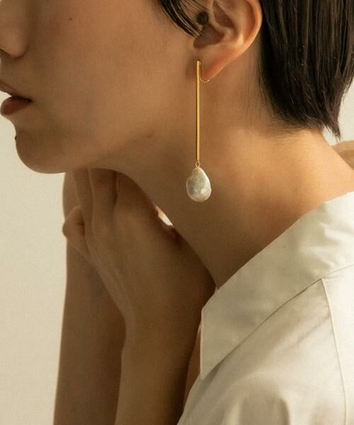 SMELLY / スメリー ピアス・イヤリング | SMELLY so’　baroque pearl bar earring（ゴールド）