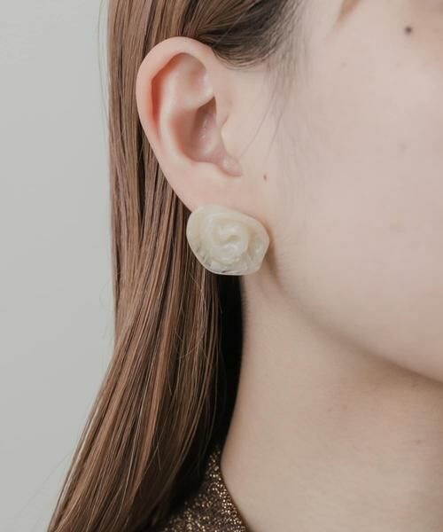 SMELLY / スメリー ピアス・イヤリング | ローズモチーフジュシピアス（アイボリー）