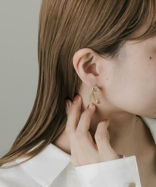 SMELLY / スメリー ピアス・イヤリング | ニュアンスメタルリボンモチーフピアス | 詳細2