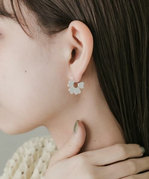 SMELLY / スメリー ピアス・イヤリング | フラワープレートフープピアス | 詳細3