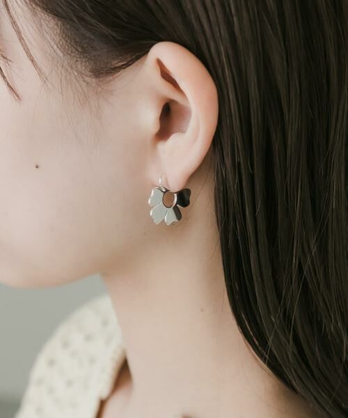 SMELLY / スメリー ピアス・イヤリング | フラワープレートフープピアス | 詳細4