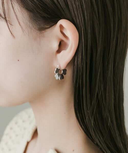 SMELLY / スメリー ピアス・イヤリング | フラワープレートフープピアス | 詳細5