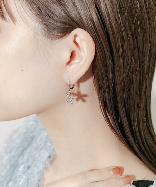 SMELLY / スメリー ピアス・イヤリング | ミニフラワースウィングイヤリング | 詳細3