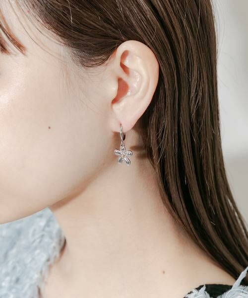 SMELLY / スメリー ピアス・イヤリング | ミニフラワースウィングイヤリング | 詳細4