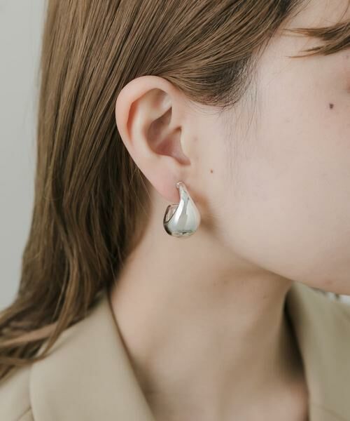 SMELLY / スメリー ピアス・イヤリング | メタルドロップフープイヤリング（シルバー）