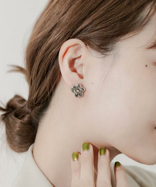 SMELLY / スメリー ピアス・イヤリング | ニュアンスメタルフラワーピアス | 詳細5