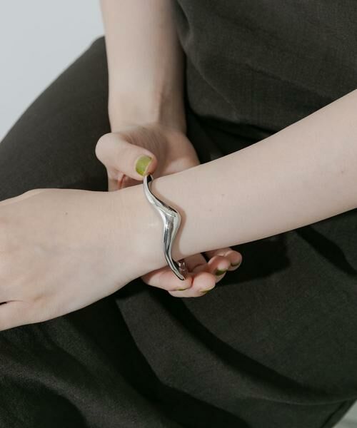SMELLY / スメリー ブレスレット・バングル | Vラインカーブメタルバングル | 詳細1