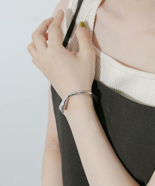 SMELLY / スメリー ブレスレット・バングル | Vラインカーブメタルバングル | 詳細2