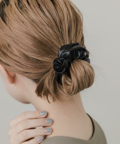 SMELLY / スメリー ヘアゴム・シュシュ | フェイクレザーローズシュシュ | 詳細1