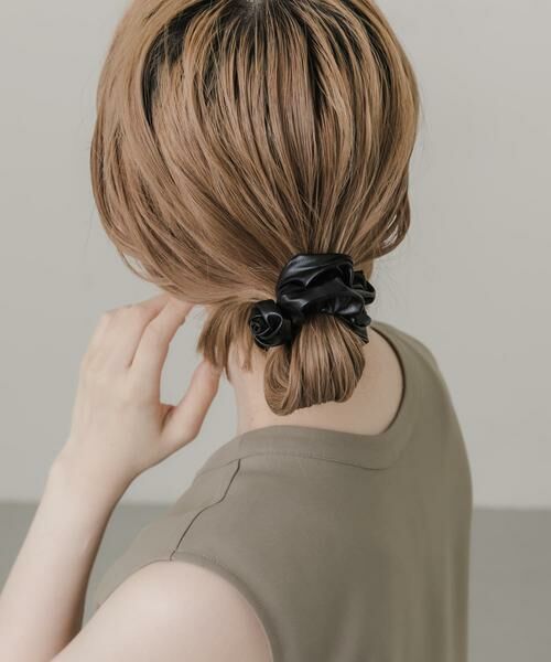 SMELLY / スメリー ヘアゴム・シュシュ | フェイクレザーローズシュシュ | 詳細2