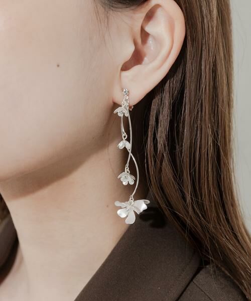 SMELLY / スメリー ピアス・イヤリング | ランダムフラワーカーブイヤリング | 詳細1