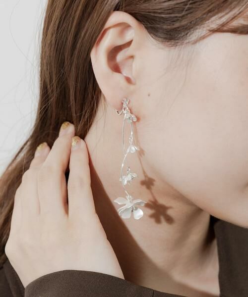 SMELLY / スメリー ピアス・イヤリング | ランダムフラワーカーブイヤリング | 詳細2