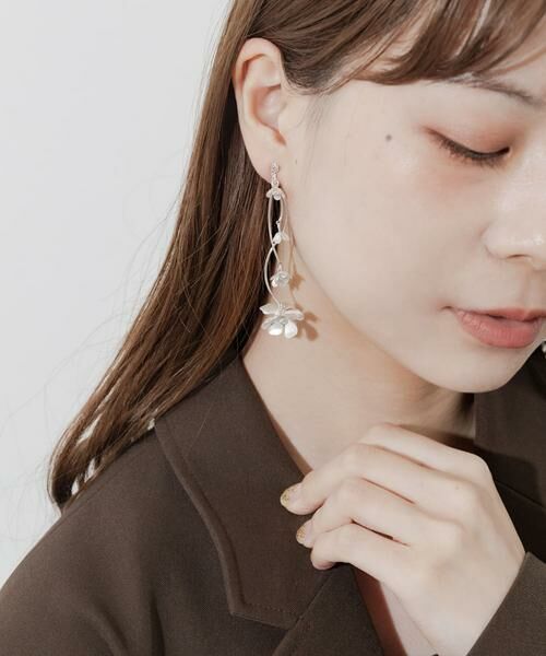 SMELLY / スメリー ピアス・イヤリング | ランダムフラワーカーブイヤリング | 詳細3