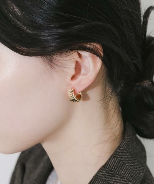 SMELLY / スメリー ピアス・イヤリング | ニュアンスラインワンタッチフープイヤリング | 詳細1