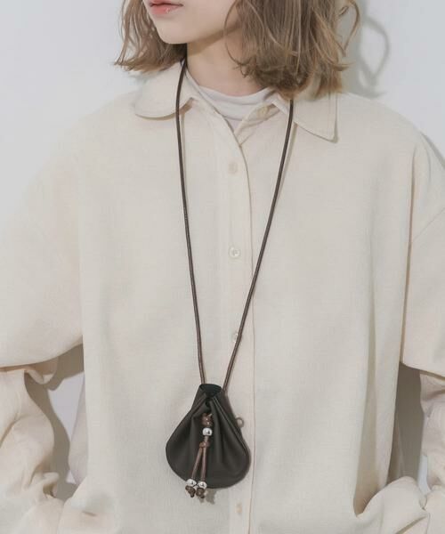 SMELLY / スメリー ポーチ | サークルネックポーチ（ブラウン）