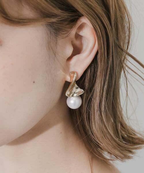 SMELLY / スメリー ピアス・イヤリング | メタルウェーブパールピアス（ゴールド系その他）