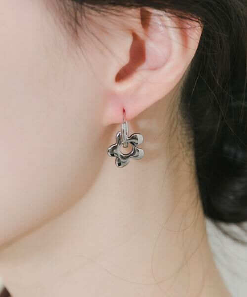 SMELLY / スメリー ピアス・イヤリング | ステンレスフラワーチャームフープピアス | 詳細2