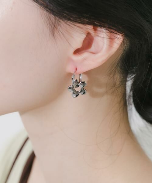 SMELLY / スメリー ピアス・イヤリング | ステンレスフラワーチャームフープピアス | 詳細3
