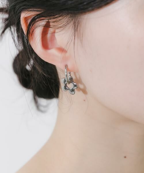 SMELLY / スメリー ピアス・イヤリング | ステンレスフラワーチャームフープピアス | 詳細4